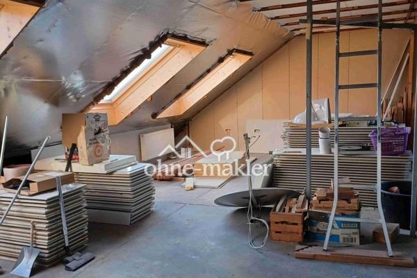 renov.bedürft. 3,5-Zi-Whg mit Balkon und EBK samt sep. DG-Whg. im Rohbau, in freundl. MFH in HN