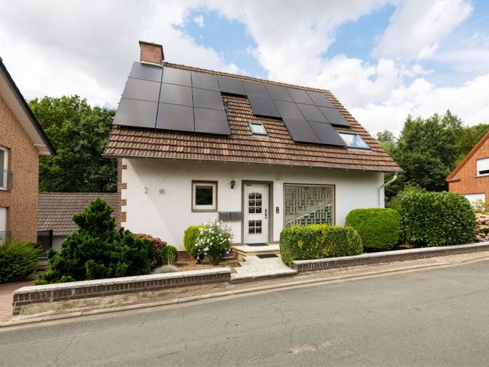 Concept energetico moderno a GMHütte: fotovoltaico, pompa di calore aria-aria, caldaia a condensazione a gas e cella a combustibile (KKW) – Foto 1
