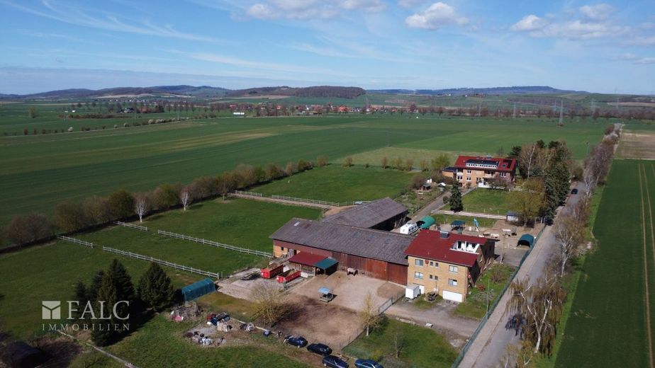 ***Виняткова кінна ферма з манежем, галопною доріжкою, відкритими стайнями та пишними пасовищами*** – Außenansicht