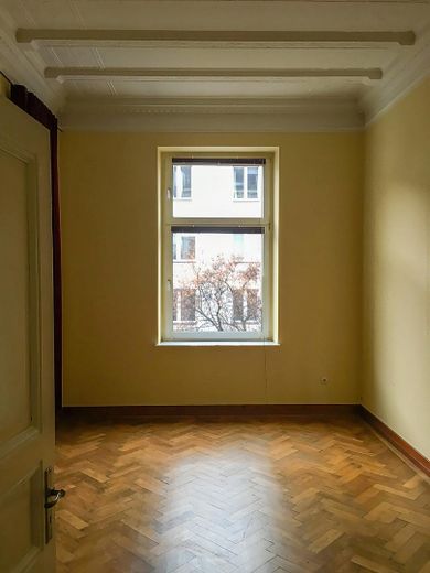 Düsseldorf'ta 2 balkonlu ve ankastre mutfaklı, özel ve hayranlık uyandıran 5 odalı eski bina dairesi – Studio leer