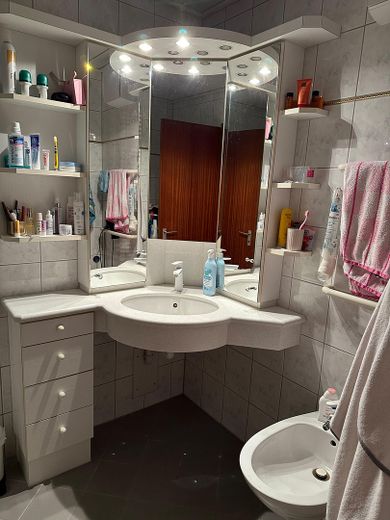 Kapitalanlage: vermietete 3,5-Zi.-Wohnung, 94 m², TG, 4,36 % Rendite – Bad / Waschbecken