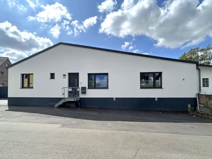 Hennef center: Appealing, modern office space with large storage area incl. 7 parking spaces – Foto 1