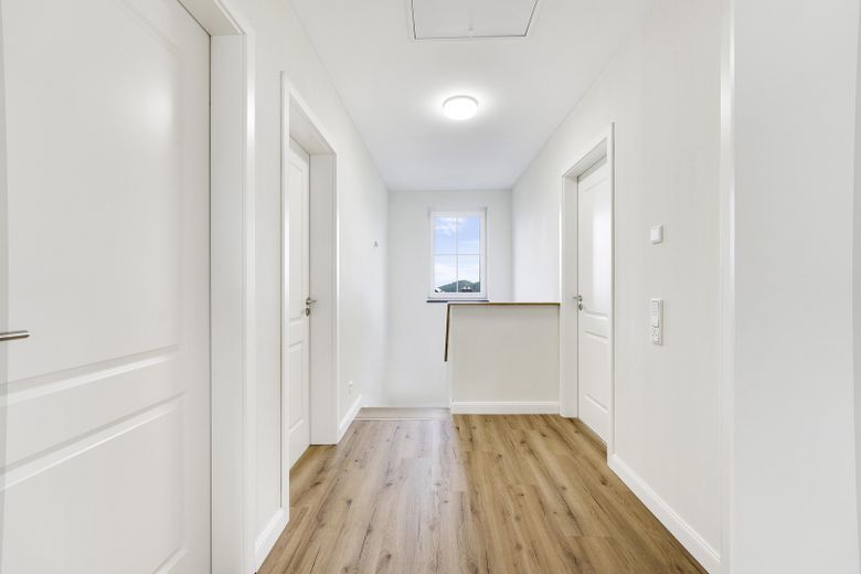Exklusives und junges EFH mit Ferien-/Einliegerwohnung **provisionsfrei** – Flur OG