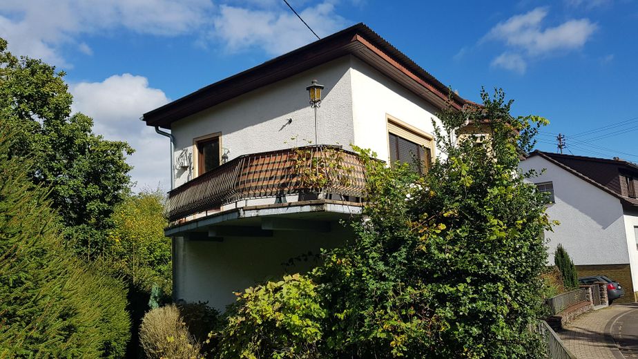 इडार-ओबरश्टाइन में 2-परिवार का घर, 2 गैरेज सहित - कमीशन-मुक्त! – Westansicht auf den Balkon