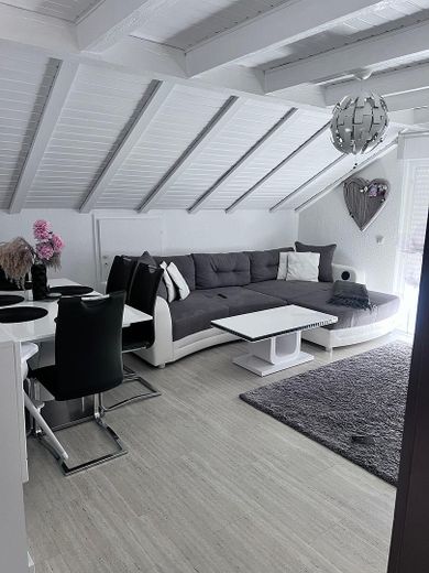 Жизнь в тихом районе частных домов в Неккартенцлингене – Wohnzimmer