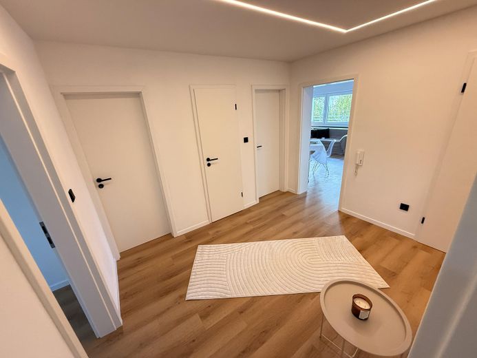 ERSTBEZUG - Vollständig sanierte 3-Zimmer-Wohnung mit Loggia und ca. 4 % Mietrendite in Nbg-Zabo – Flur