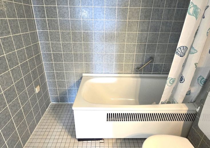 Hochheim Skyline:
3-Zimmer; 96 m²; überdachte Terrasse; toller Fernblick; seniorengeeignet! – Bad mit Wanne