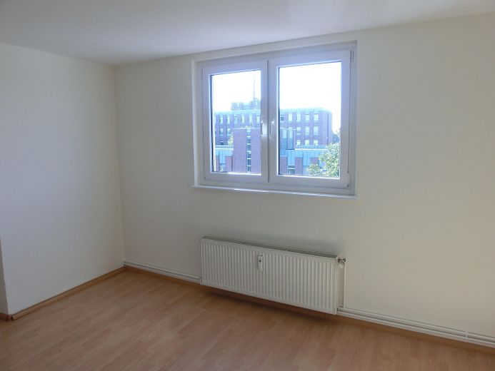 Schöne & helle 2-Zimmer-Wohnung mit Einbauküche - ab sofort verfügbar – Wohnzimmer