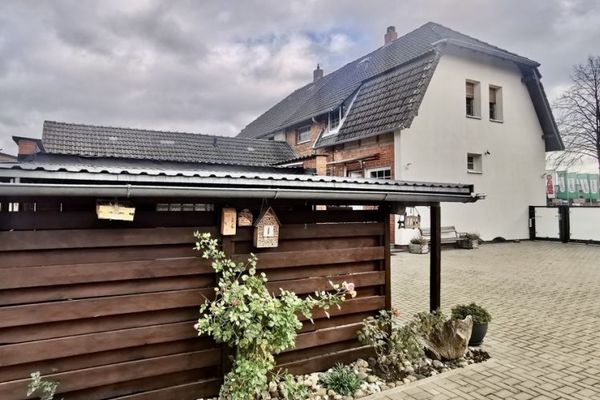 Helle Doppelhaushälfte auf großem Grundstück!
