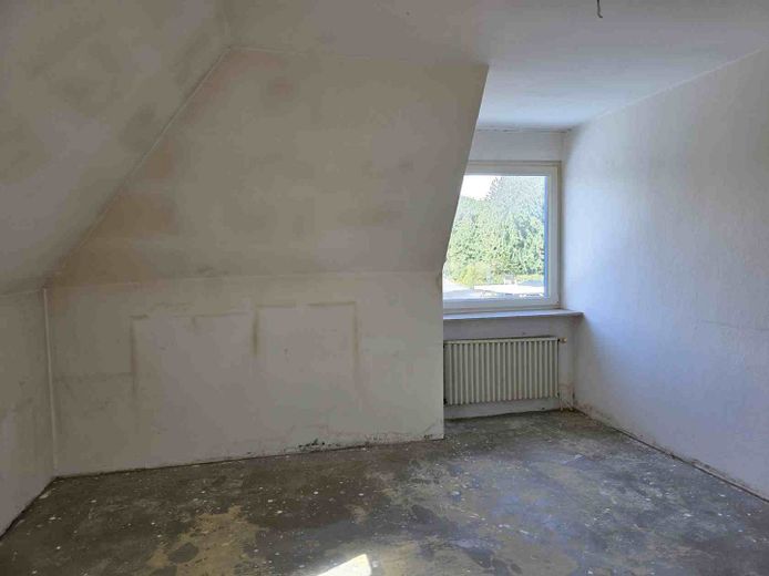 !Provisionsfrei! Sanierungsbedürftiges Einfamilienhaus! – OG Zimmer 4 II