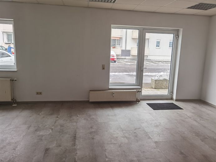 Zwei Gewerberäume mit Parkplätzen + Tiefgarage – Büro (GE5)