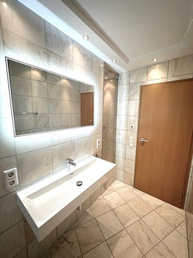 Modernisierte 3-Zimmer-Wohnung mit Einbauküche, Balkon & Blick ins Grüne – Badezimmer