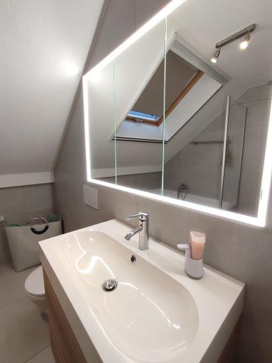 Provisionsfrei: Lichtdurchflutete DG-Wohnung mit 16 m² Dachterrasse, Aufzug & TG-Stellplatz – Bad