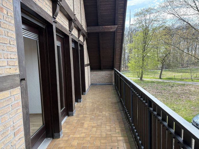 Exklusives Wohnen mit Garten, Neubezug n.Renovierung mit 2 großzügigen Balkonen – Balkonansicht zur Hofeinfahrt