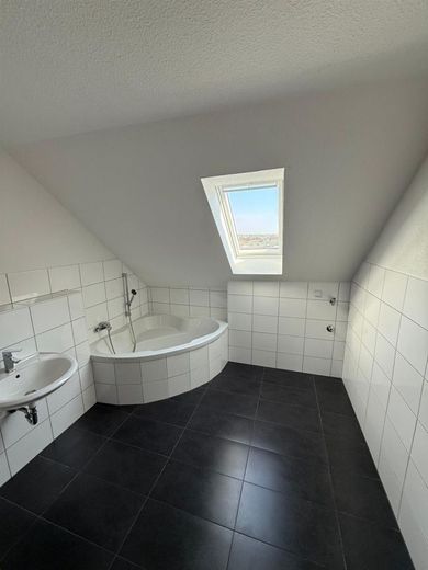 Kompakte DG 3-Zimmer mit Aufzug, Laminat, Dachbalkon und Eckwanne in guter Lage! – PHOTO-2026-03-09-11-47-41