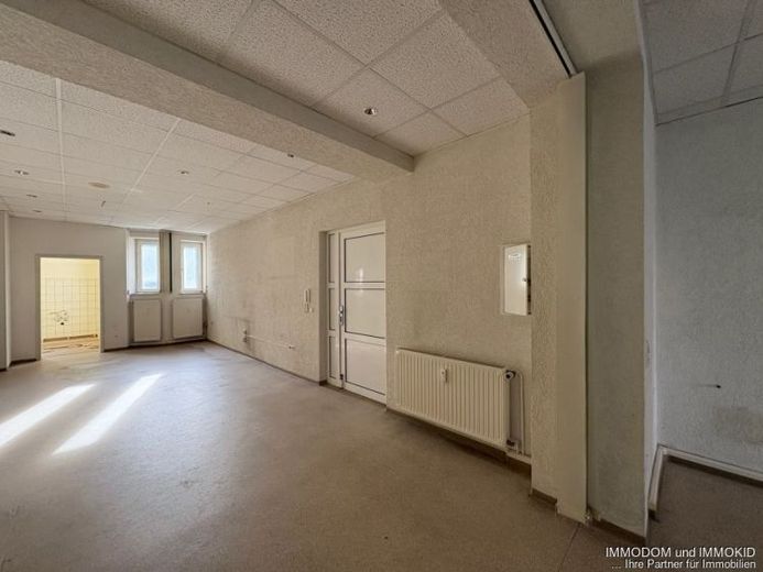 Vielseitige Büro- oder Praxiseinheit (ehem. Physiotherapie) preiswert zu vermieten! – Foto 1