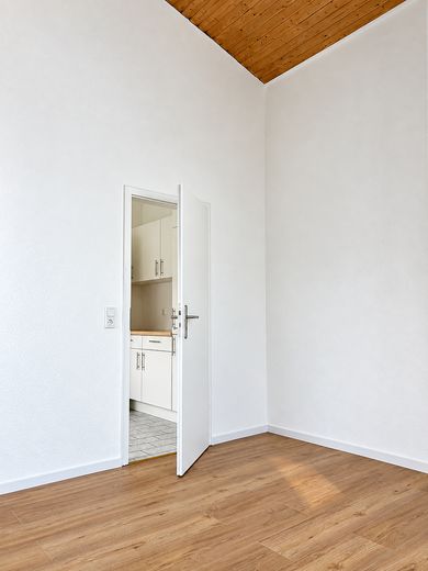 3 habitaciones, balcón y vistas al castillo: vivienda de alta calidad completamente renovada en Königstein – Blick von Zimmer 2 zur Küche