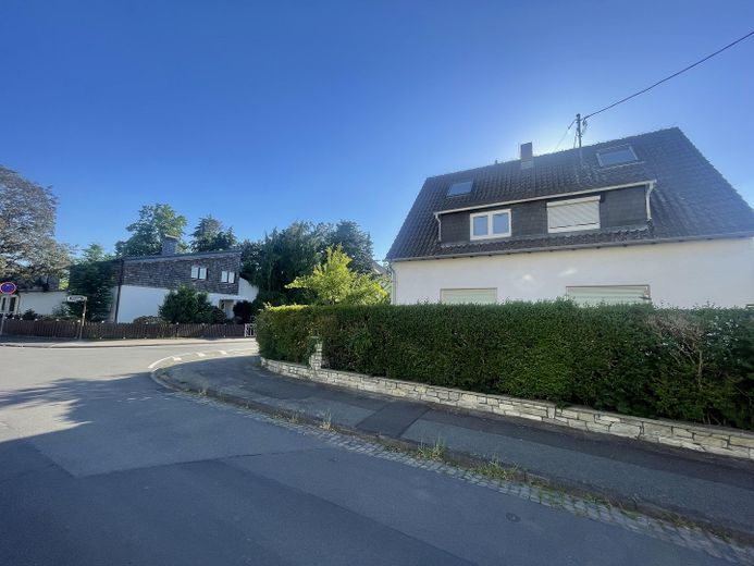 Exklusives Eckgrundstück mit hohem Entwicklungspotenzial in Egelsbach – von Nordosten betrachtet