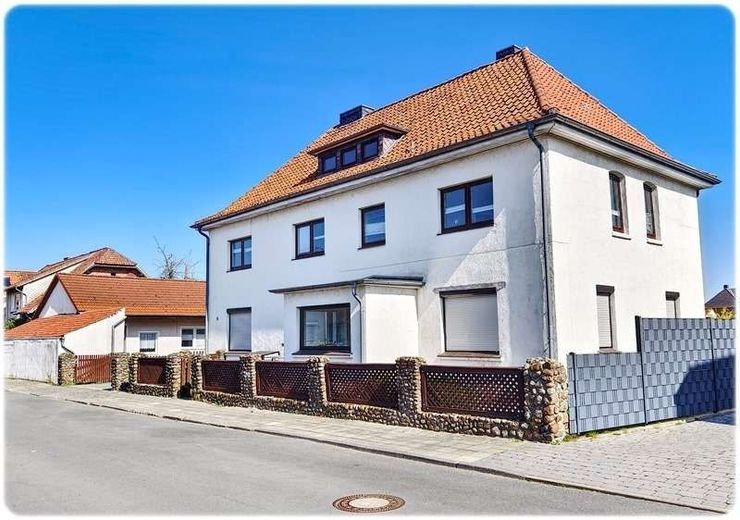 Uetze: 2 Häuser = 3 Wohnungen, 3 Garagen + Carport + potentielles Bauland im Garten – Investment oder neues Zuhause