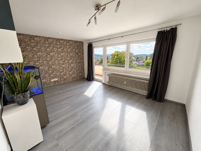Wohnen mit Weitblick über Aalen | Modernisierte 3,5-Zimmer-Wohnung mit großem Westbalkon und Aufzug – Wohnzimmer