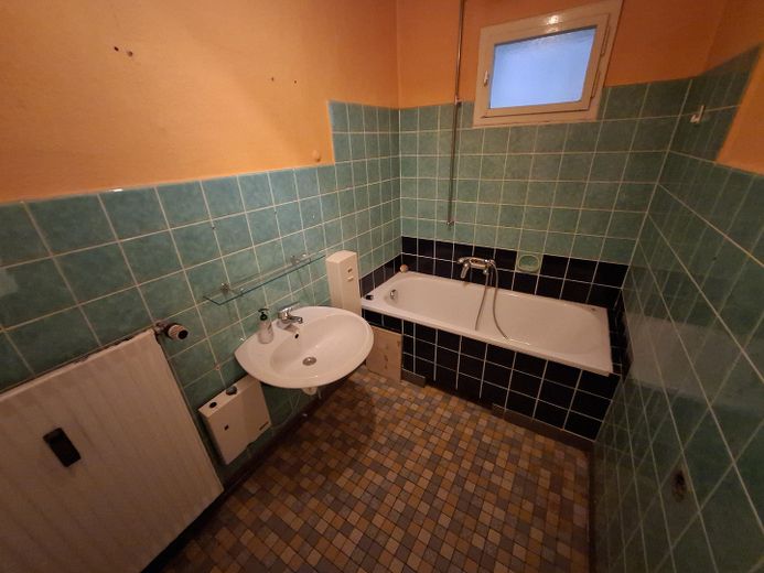 Nbg-Gaismannshof’ta inci - Tek ailelik ev (veya 3 odalı mutfak-banyo zemin kat + 2 odalı mutfak-banyo çatı katı) ve büyük, sakin bahçe – Badezimmer EG (gefließt)