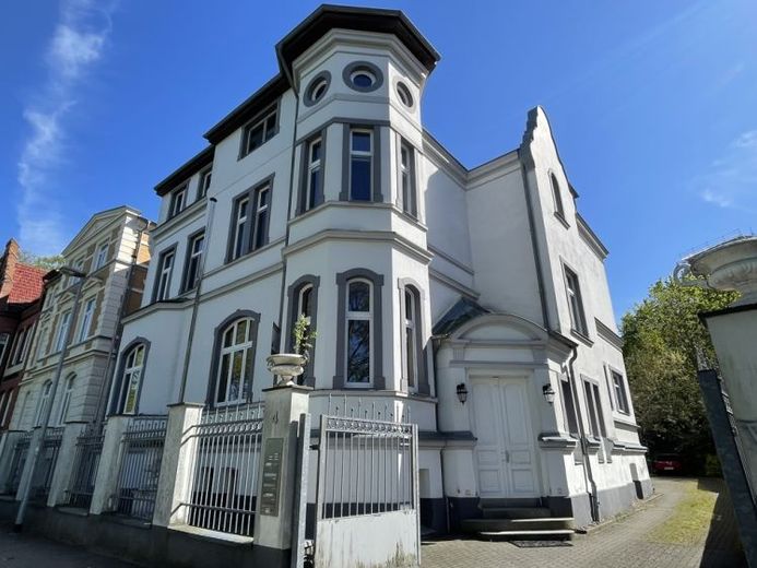 Exklusive 2-Zimmer-Dachgeschosswohnung in historischer Jugendstil-Villa mit Schlossblick – Foto 1