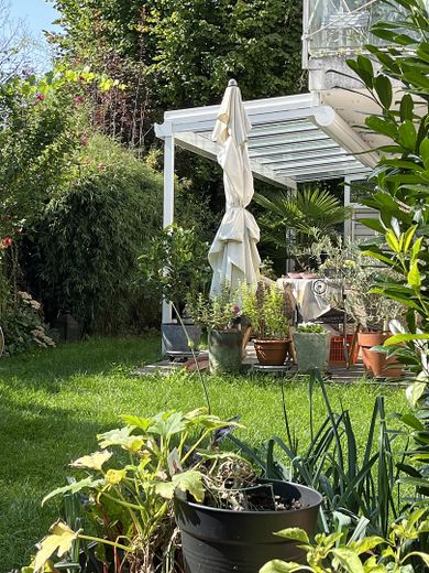 3-4 Zi Gartenidylle, 2 Holzterrassen, Sommergarten, Pavillon, – Neuer Sommergarten mit Markise