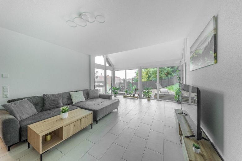 Neuwertiges KfW-55-Einfamilienhaus mit Wintergarten, Weitblick und großem Garten – provisionsfrei – Wohnbereich mit Wintergarten