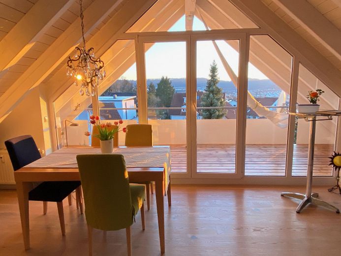 Wohnzimmer mit Balkon 