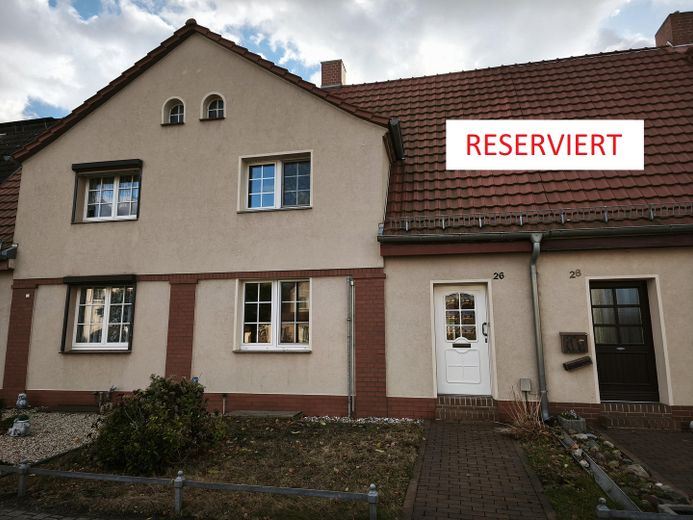 Reserviert: Schönes Reihenhaus in historischer Werkssiedlung Zschornewitz mit Fertigstellungsbedarf – Front