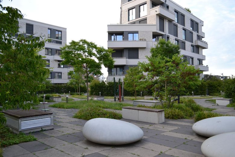 Beautiful 3-room apartment with a park view and plenty of sunlight in Riedberg, Frankfurt am Main – Innenhof