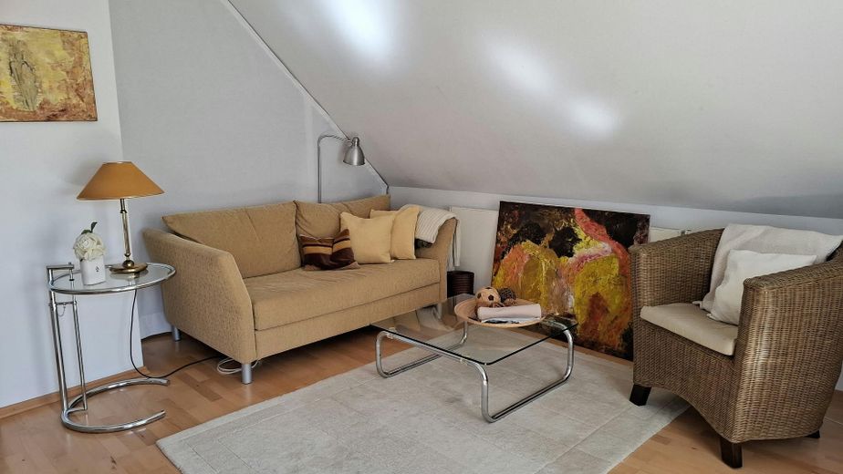Casa bifamiliar independiente con apartamento y 3 garajes – Apartment Obergeschoß