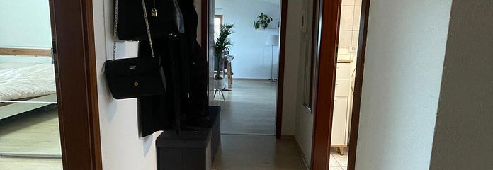 Wohnen & Arbeiten perfekt kombiniert: Helle DG-Wohnung mit separaten Arbeitsraum – Flur