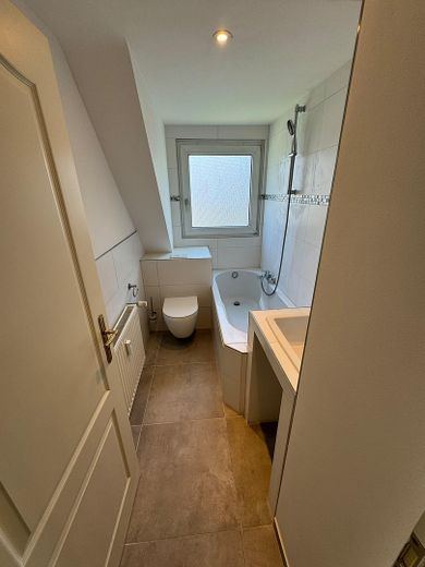 Attraente appartamento di 3 locali appena ristrutturato in un condominio ben tenuto – Modern renoviertes Badezimmer