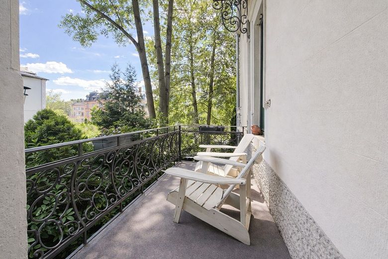 Home in the City, grüne Altbau-Oase in Wiesbaden! Kulturdenkmal-Villa, helle 2 Zi, 2 Balkone, 80 m² – Balkon 1