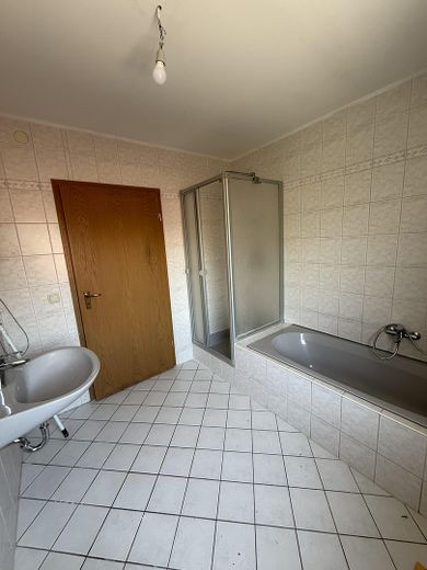 Balkonlu ve otoparklı güzel 3 odalı daire! – Dusche und Badewanne