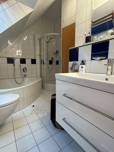 Come vivere in una casa: duplex ammodernato su due livelli con terrazza sul tetto e garage – Foto 7