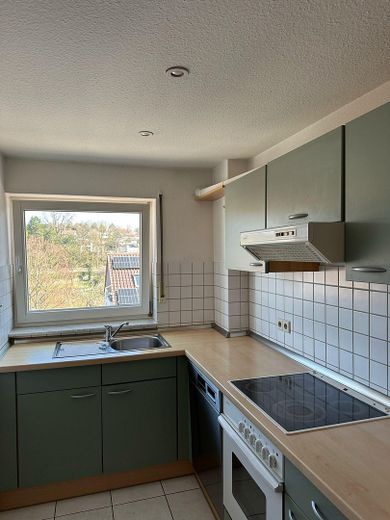 Op een groene en onbebouwde locatie, met hoogwaardige interieurafwerking, balkon en inbouwkeuken in Talheim – Küche