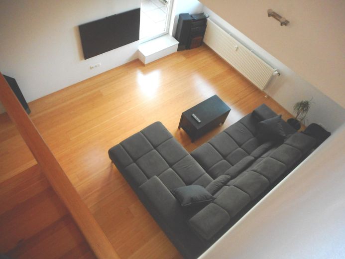 Helle voll möblierte Maisonette-Wohnung auf 2 Ebenen in ruhiger Lage in Hamburg-Eidelstedt – Wohnzimmer von der Galerie aus
