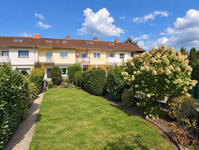 4-room terraced house with garden and garage in Diepholz – commission-free – Garten und Blick zur Hausreihe