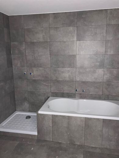 Großzügige 2-Zimmerwohnung mit Vinylbelag, Balkon, Wanne und Dusche! Vormieter verkauft EBK – PHOTO-2021-11-19-11-28-49_1