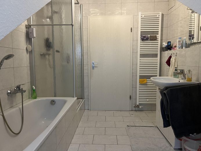 Helle 2-Zimmer Dachgeschosswohnung in Großenseebach mit großem Balkon - BITTE KEINE MAKLERANFRAGEN – Bad
