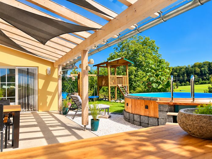 Affascinante casa unifamiliare con ampio giardino, piscina e sauna a Siegsdorf – Terrasse / Garten