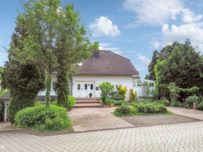 Großzügiges Anwesen im Kurort Bad Bodendorf – Straße