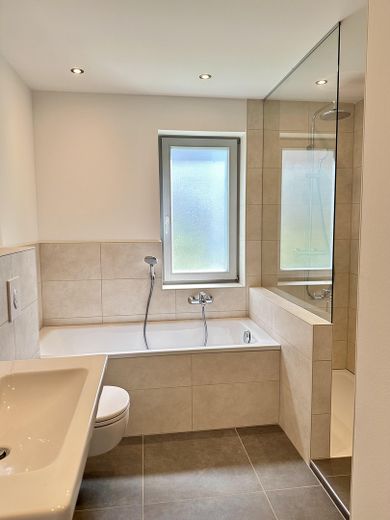 Erstbezug nach Sanierung – 3-Raum-Wohnung mit Terrasse & Garten – Badezimmer