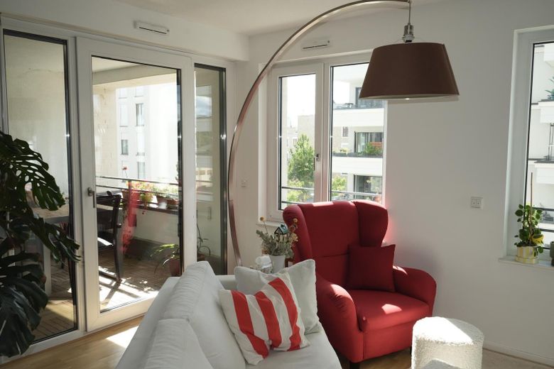 Modern wohnen, zentral leben – 2 Zimmer im beliebten Hanna Carré - HC11 – Wohnbereich mit Loggia