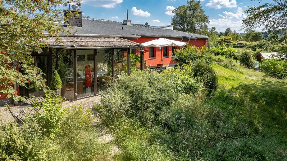 290 m² + 2.464 m² Naturidyll | Pool & Gartensauna | Aartalblick | Mehrgenerationen o. Vermietung – Westseite mit Wintergarten