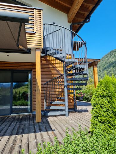 Detached house designed for two generations with mountain views in a sunny location – PRIVATE SALE – Gartenabgangstreppe