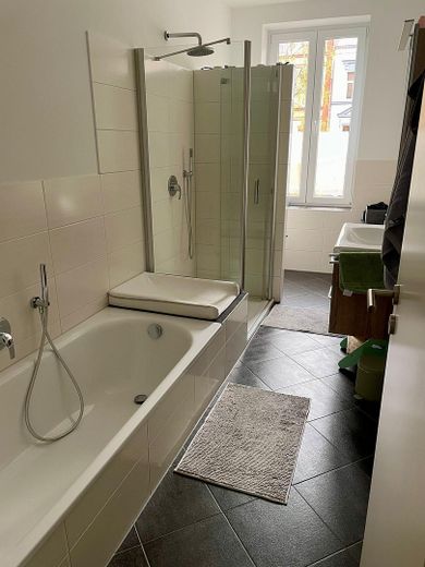 Bad mit Badewanne und Dusche