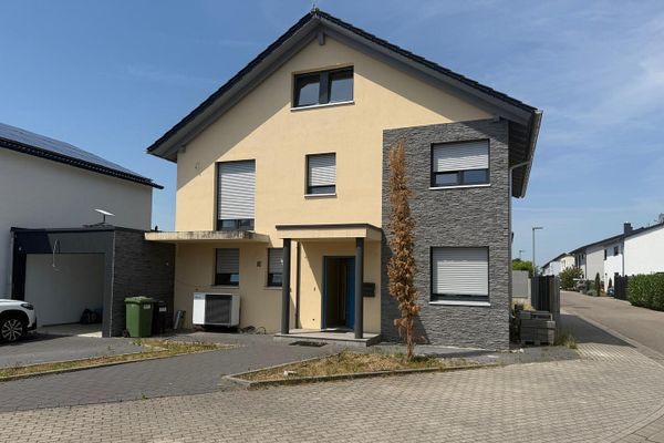 Доглянутий будинок з 208 м², 6 кімнатами та паркетом у Karlsruhe